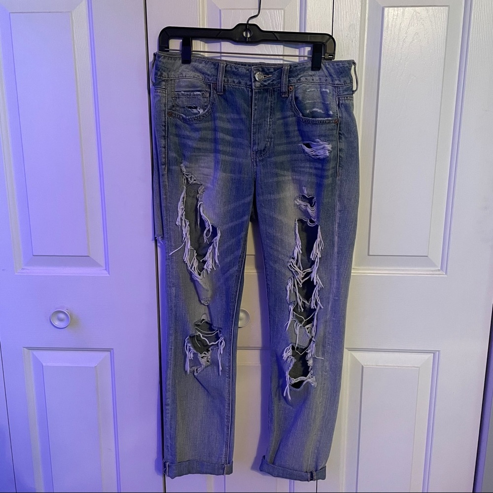 AEO⚡️AMERICAN EAGLE distressed light tomgirl jeans